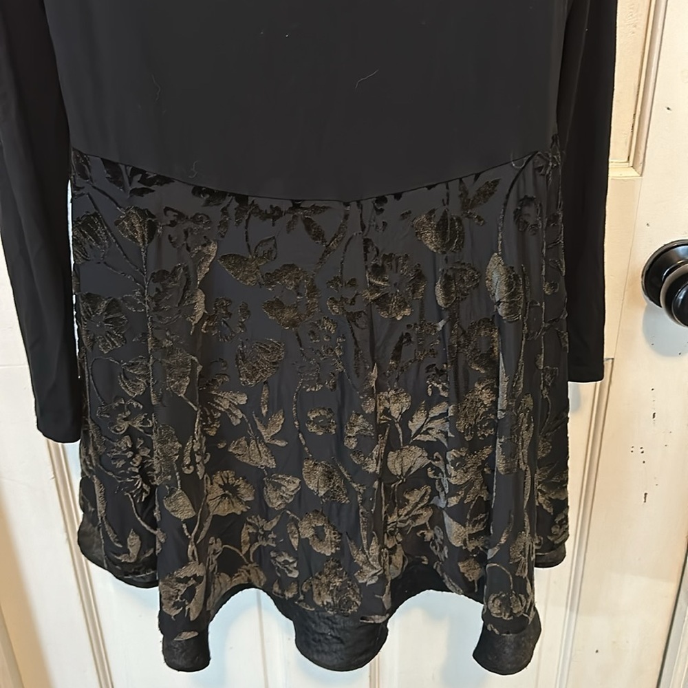 Beautiful 😍 LOGO Black Top with Burnout Velvet size small - Picture 6 of 13